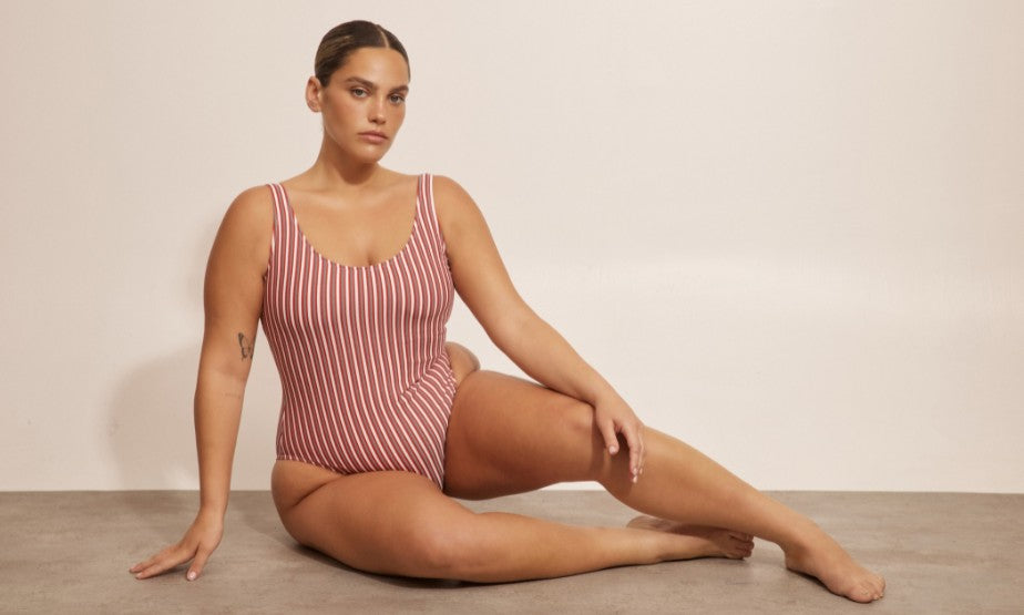 המדריך לבחירת בגד ים מחטב למידות גדולות (Plus Size): סטייל, תמיכה וביטחון עצמי