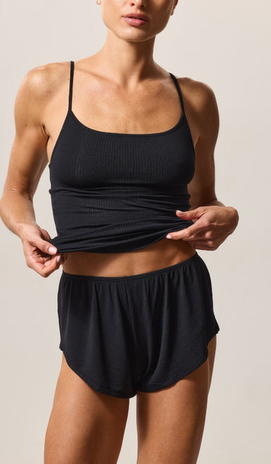 גופיית ספגטי עם תמיכה מובנית - ריב מודל שחור