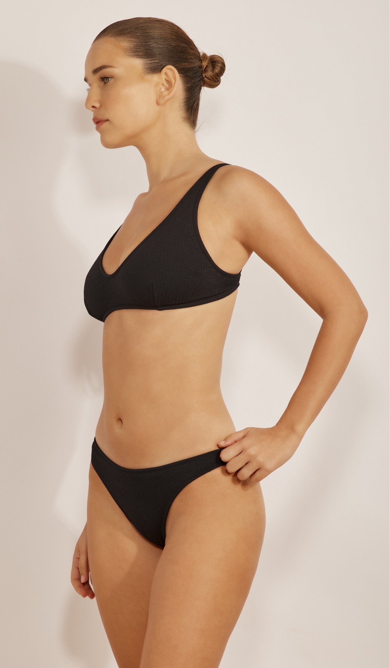 טופ ביקיני לנשים - מדיסון שחור וופל